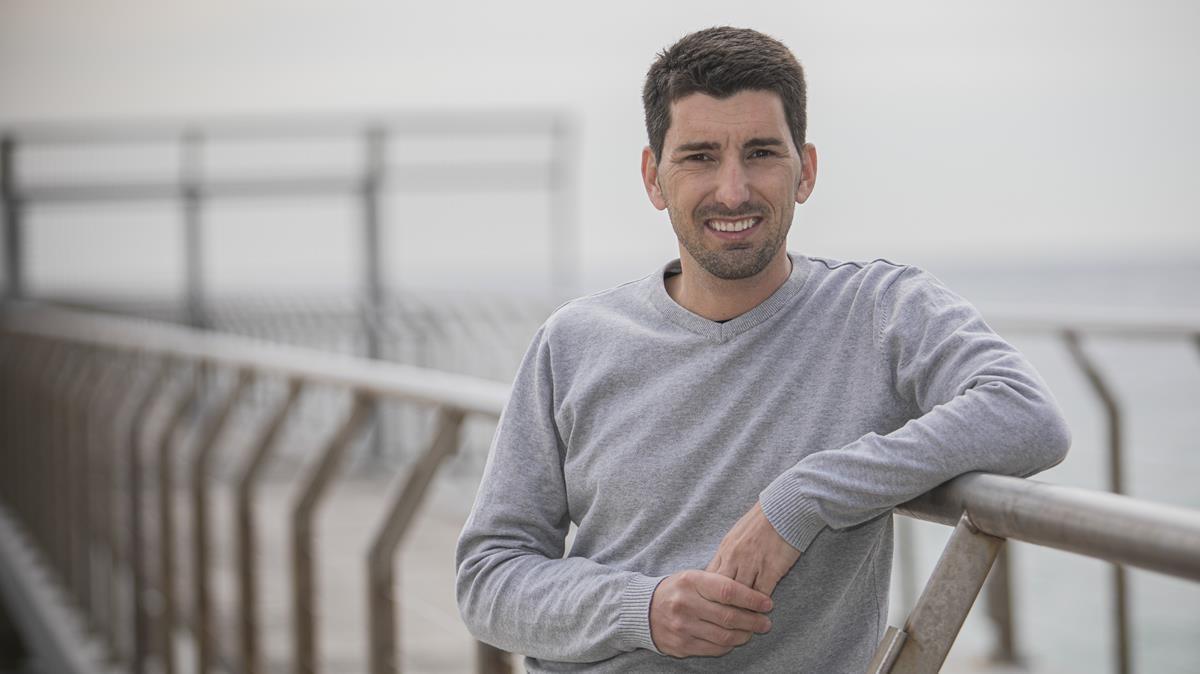 Oriol Mitjà, en la playa de Badalona, el jueves.