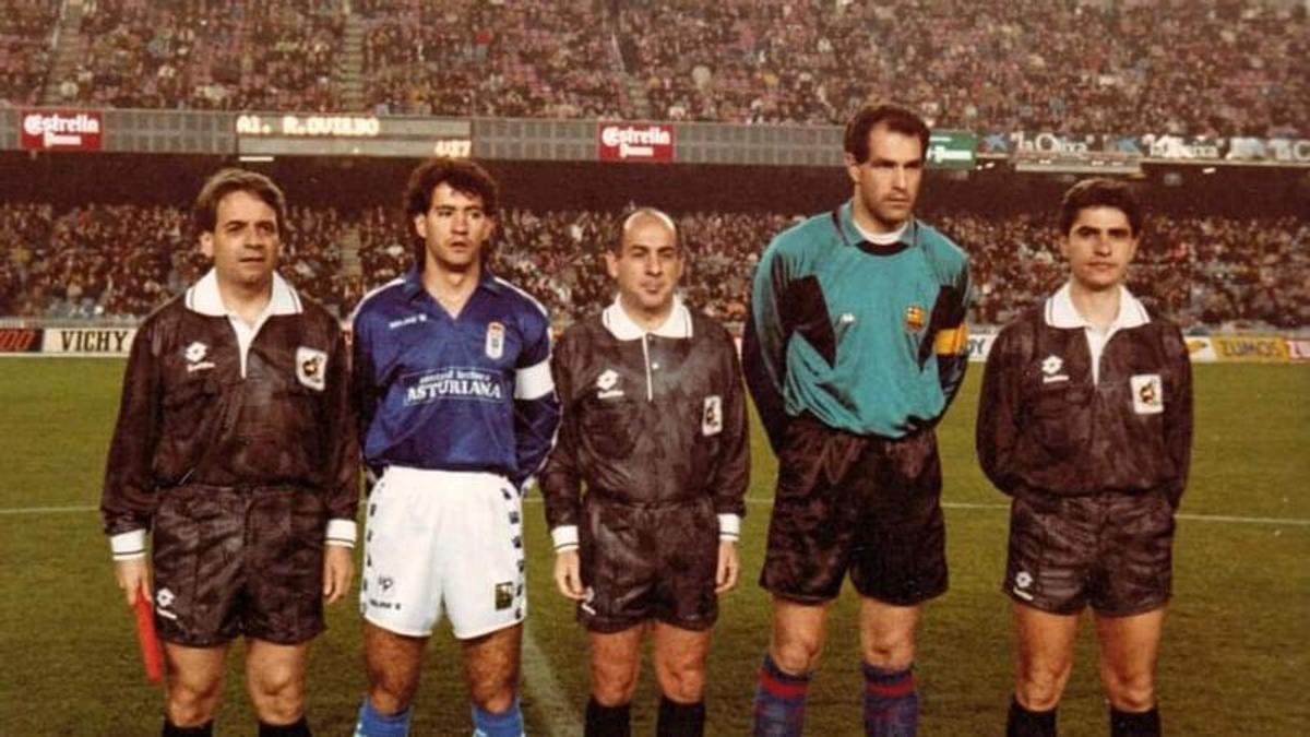 Flores Muñoz, a la izquierda, junto a Andújar Oliver (centro), en un Barcelona-Oviedo jugado en el Camp Nou.