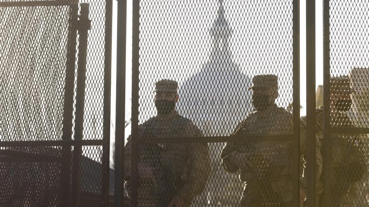 El Capitolio tomado por los militares antes del 'impeachment' a Trump, en imágenes