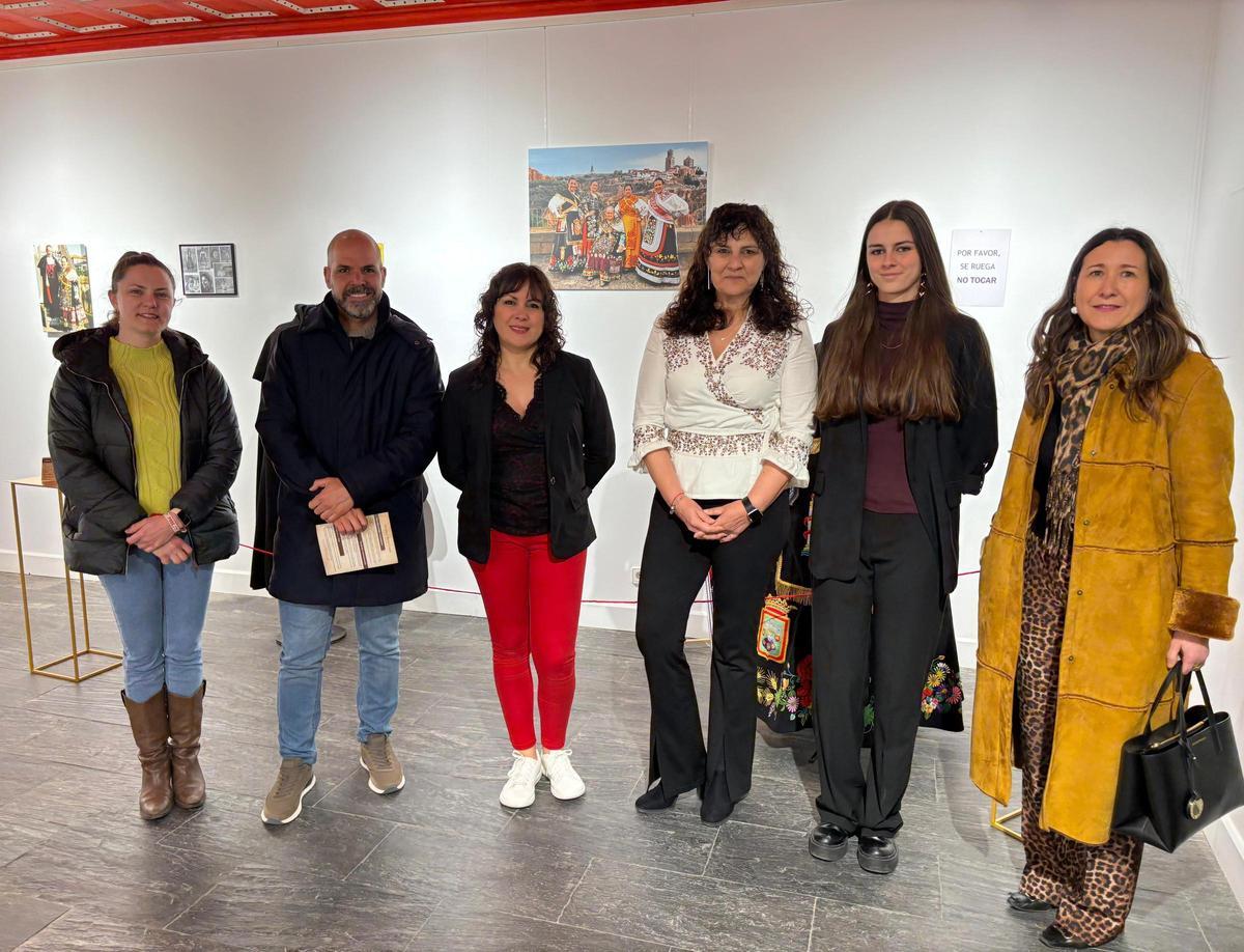 Autoridades y familiares de Victoria Neira posan en el acto de inauguración de la exposición.