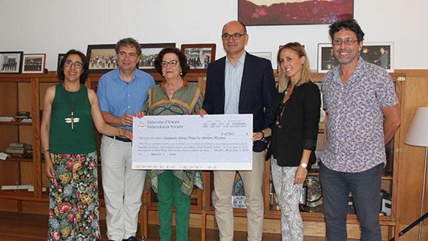 La UA entrega un xec solidari de 2.670 euros a la Fundació Noray Projecte Home