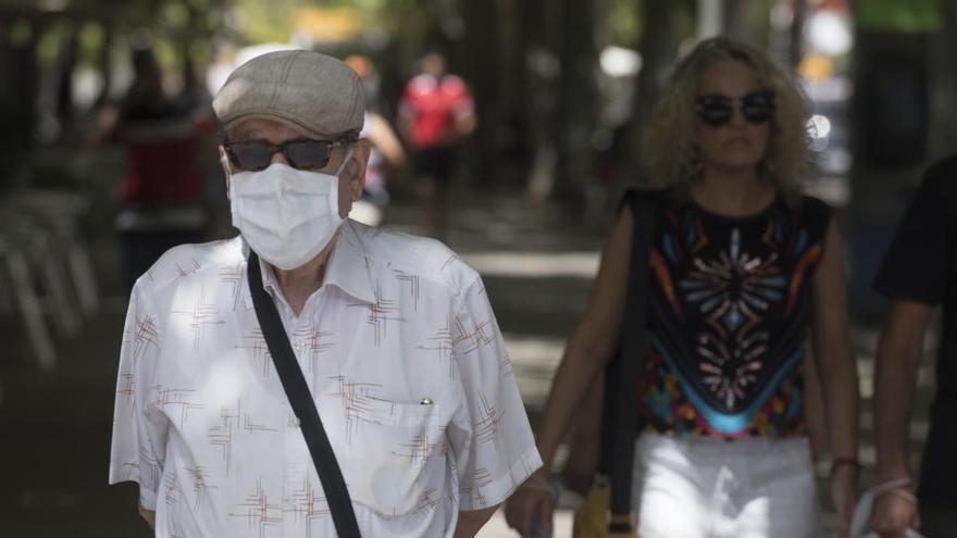 Un home amb mascareta al passeig Pere III de Manresa |