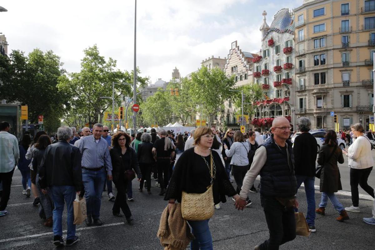 Ambiente de Sant Jordi en Barcelona