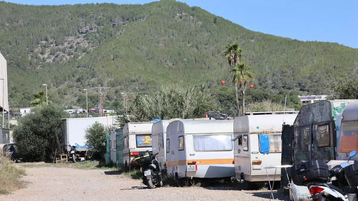 Una residente en el asentamiento de sa Joveria de Ibiza: "Hasta que no venga la policía y me eche a hostias no me voy"