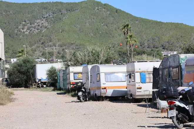 Todas las imágenes del asentamiento de caravanas en sa Jovería en Ibiza