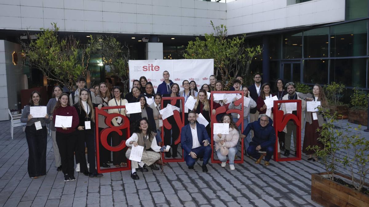 Veinticinco talentos de los viajes de incentivo y de la hostelería reciben en Gijón los diplomas Ignite Young Leaders: en imágenes