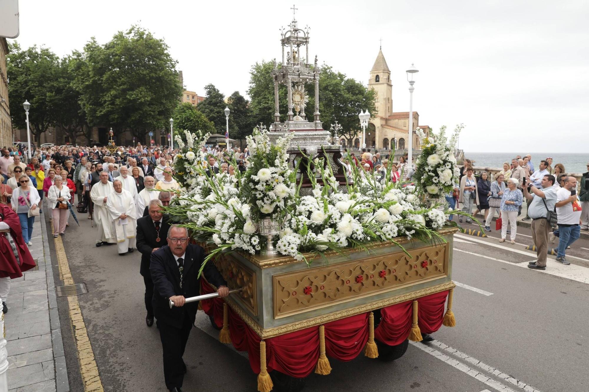 En imágenes: así fue la celebración del Corpus Christi por las calles de Gijón