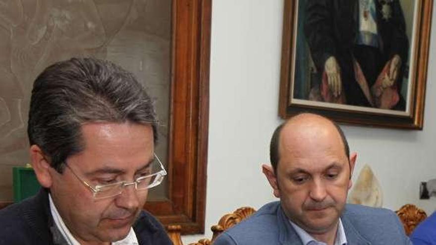 Miguel Pérez y Rafael Louzán, en la firma del convenio que impulsa el Centro de Interpretación de la Carpintería de Ribera.  // Muñiz
