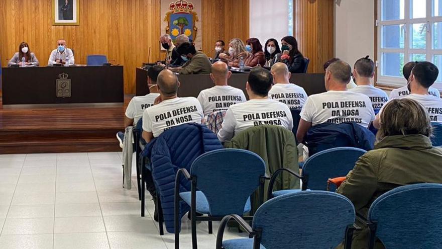 Policías locales, en un pleno, con camisetas de protesta por los cuestionamientos de la oposición. |   // L. O.