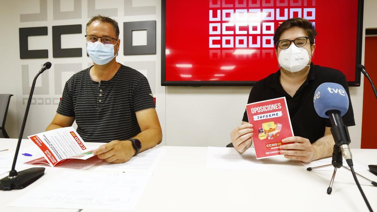 Guillermo Herráiz y Andrés Mingueza, esta mañana, en la sede de CCOO, donde han hablado de las oposiciones en la enseñanza.