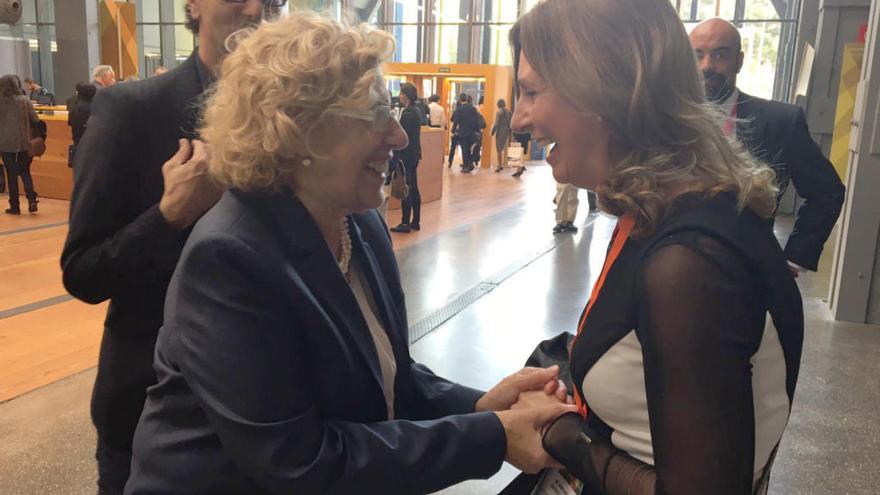 Manuela Carmena saluda a Amparo Marco