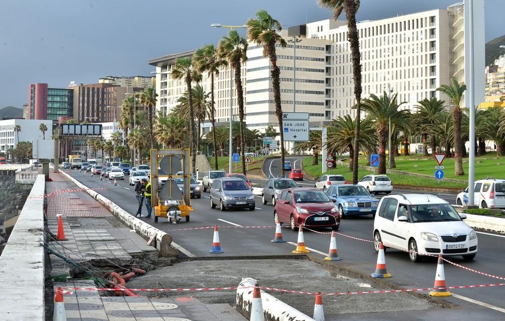 Colas de entrada a la ciudad por el socavón de la Avenida Marítima