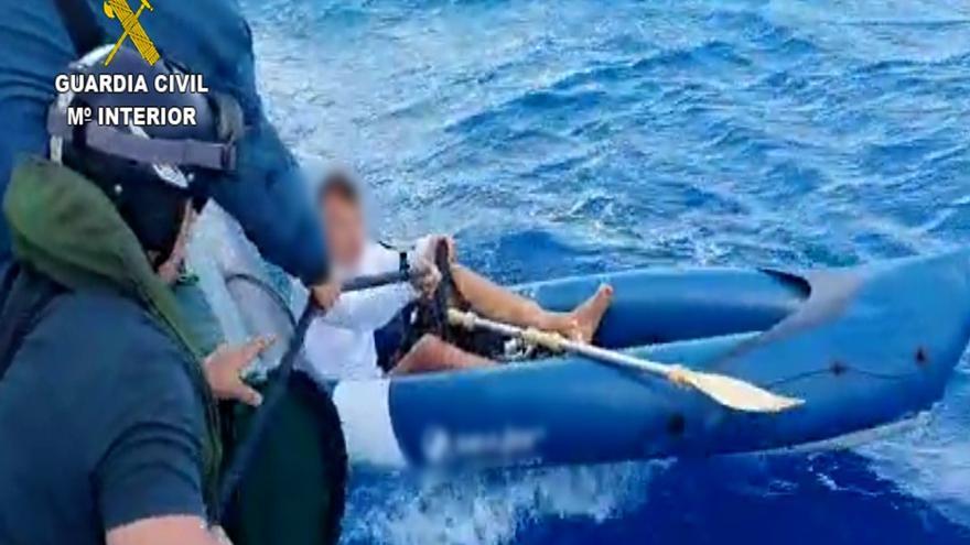 Rescate de una embarcación pequeña en el mar