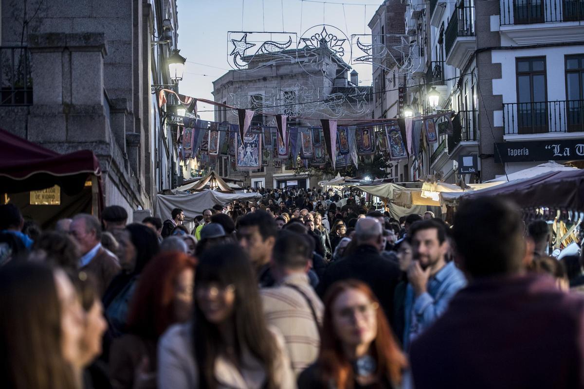 GALERÍA | Así es el Mercado Medieval de Cáceres con el regreso de la cetrería GALERÍA | Así es el Mercado Medieval de Cáceres con el regreso de la cetrería