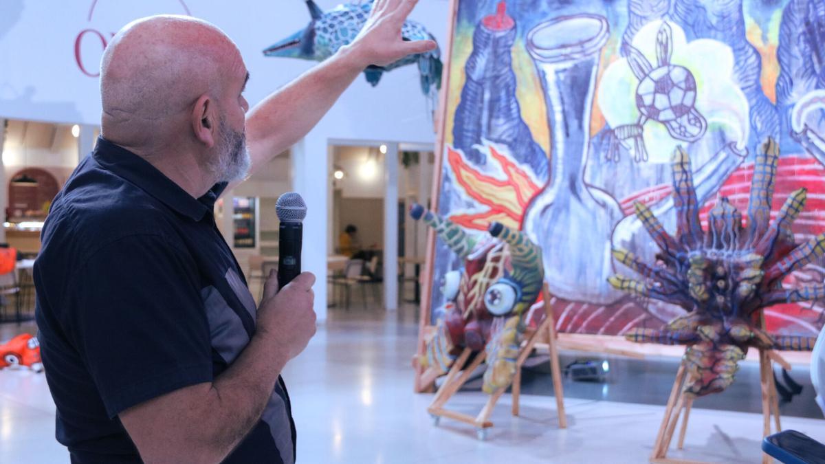 Marcel·lí Antúnez, explica una de las obras de la muestra