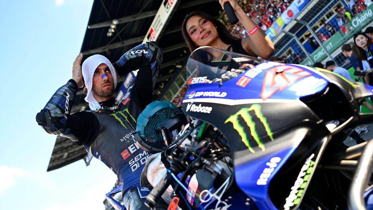Álex Rins se prepara antes de una carrera