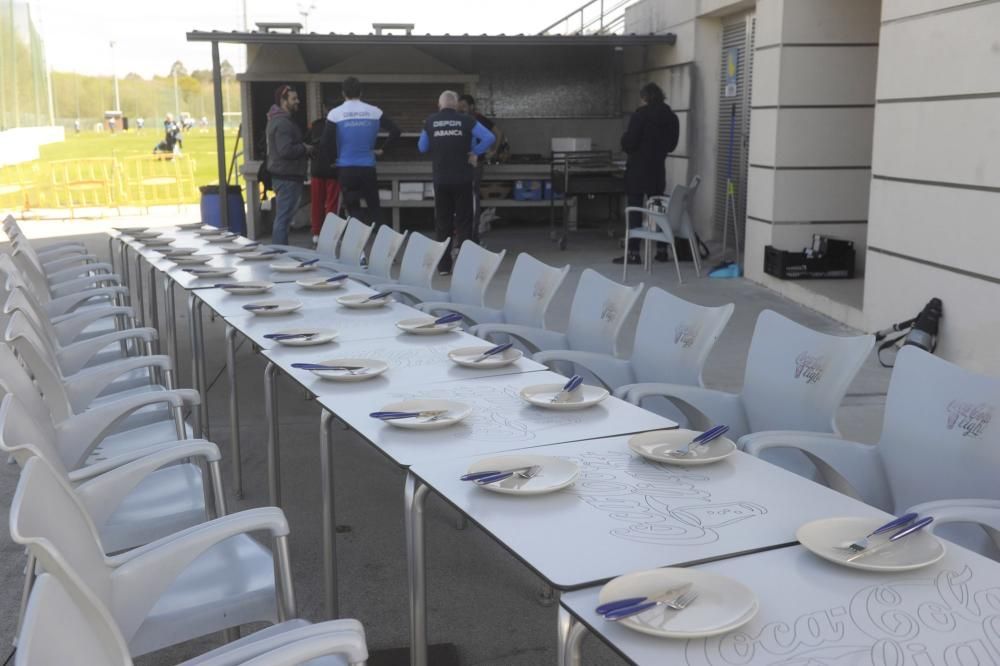 Los futbolistas del Deportivo comparten un asado