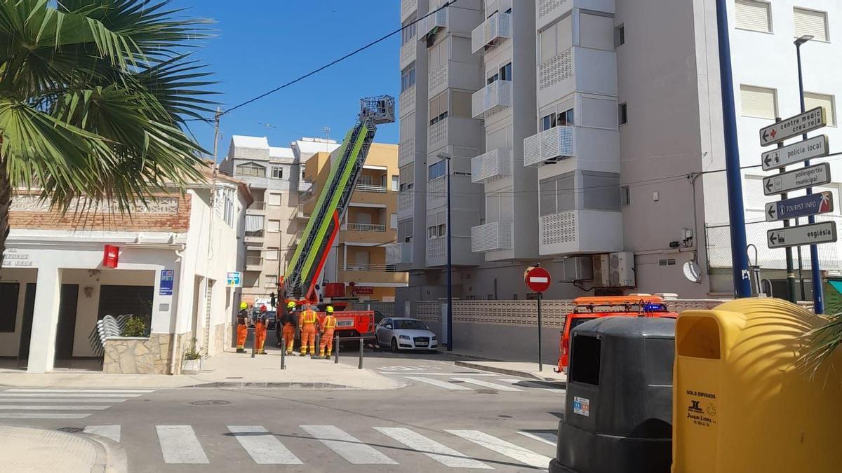 Los bomberos acceden a la vivienda incendiada en Oliva