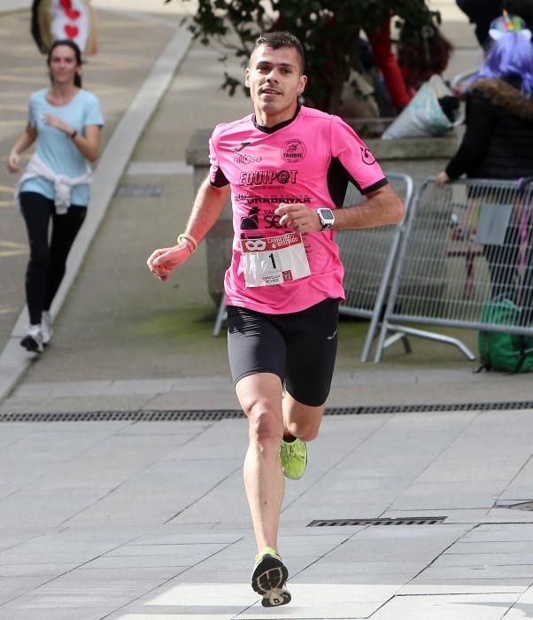 Los corredores Nuno Costa y Ester Navarrete vencen en la V Carrera Popular do Entroido, en la que medio millar de personas sudaron dentro de sus disfraces.