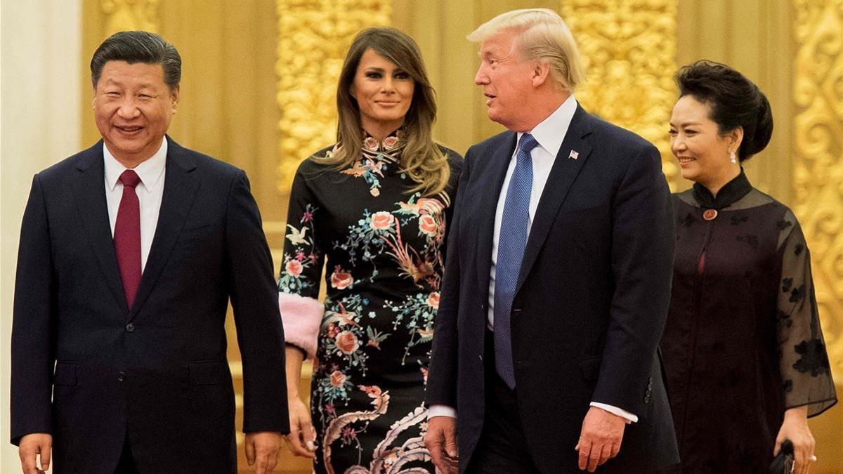 El presidente de China, Xi Jinping, y su mujer, Peng Liyuan, con Donald Trump y Melania, en Pekín
