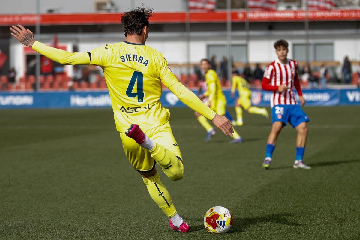 Ismael Sierra lanza largo un balón desde su propia área.