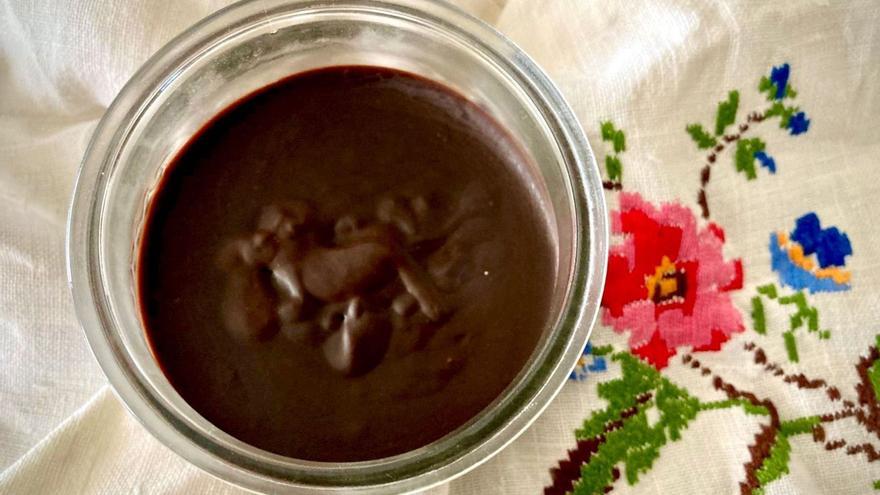 Vasito de chocolate y naranja.