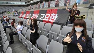 Muñecas hinchables, uniformadas de animadoras, en las gradas del Estadio de la Copa Mundial de Seúl.