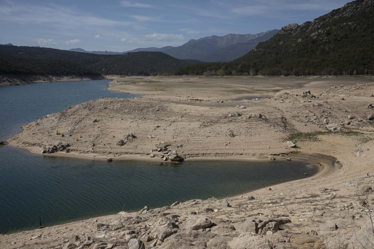 El embalse de Darnius Boadella y el río Muga bajo los efectos de la sequía