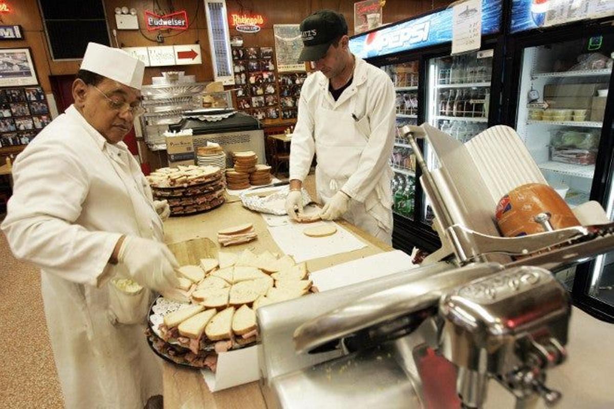 John Finch y Orlando Rodríguez haciendo bandejas de sándwiches