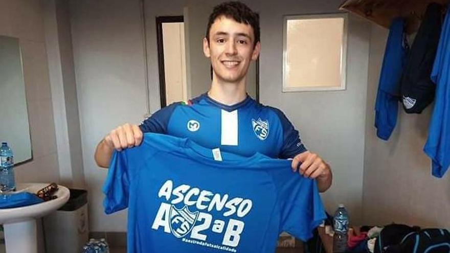 Juan Caínzos posa con la camiseta conmemorativa del ascenso del Inversia.