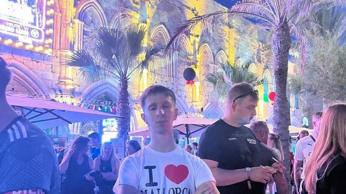 'en dani' frente al MegaPark de Magaluf rodeado de turistas.