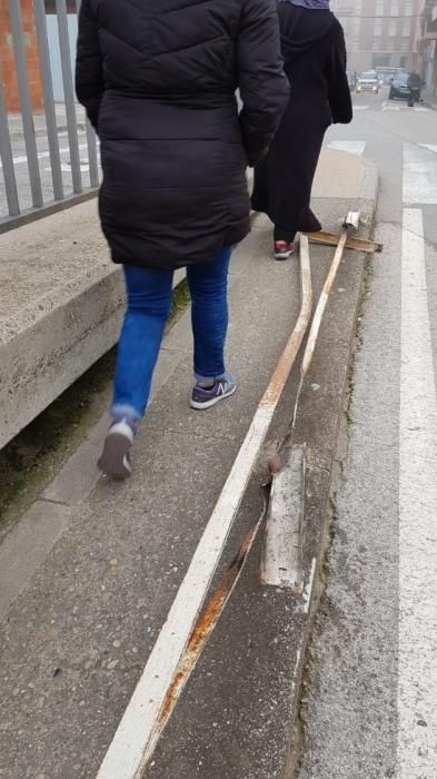 Les barres trencades de la barana estan al mig de la vorera i compliquen el pas dels vianants