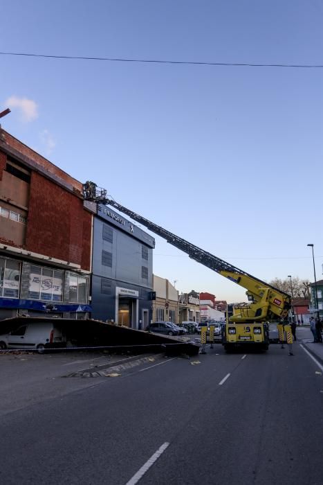 El viento derriba la cubierta de una nave en Avilés que aplasta media docena de coches