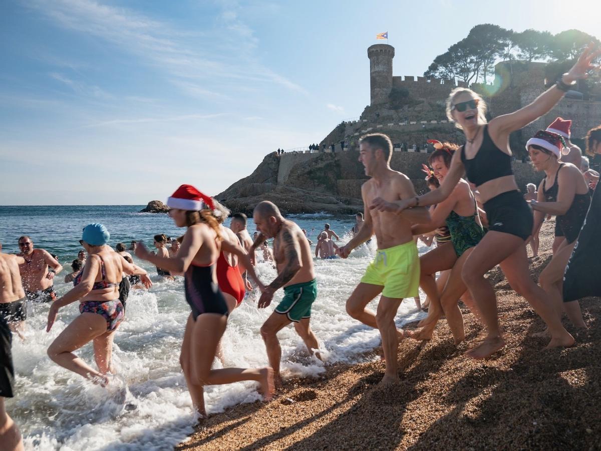 Les imatges del primer bany de l'any a Tossa de Mar
