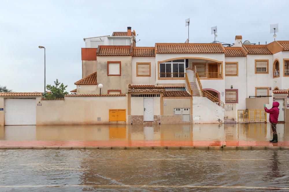 Inundaciones en Torrevieja. Avenidas y casas anegadas. Cien litros por metro cuadrado. Más de 30 intervenciones de Bomberos