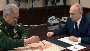 El presidente Vladímir Putin, junto al hoy relevado minsitro de Defensa, Serguéi Shoigu, en una reunión en diciembre.