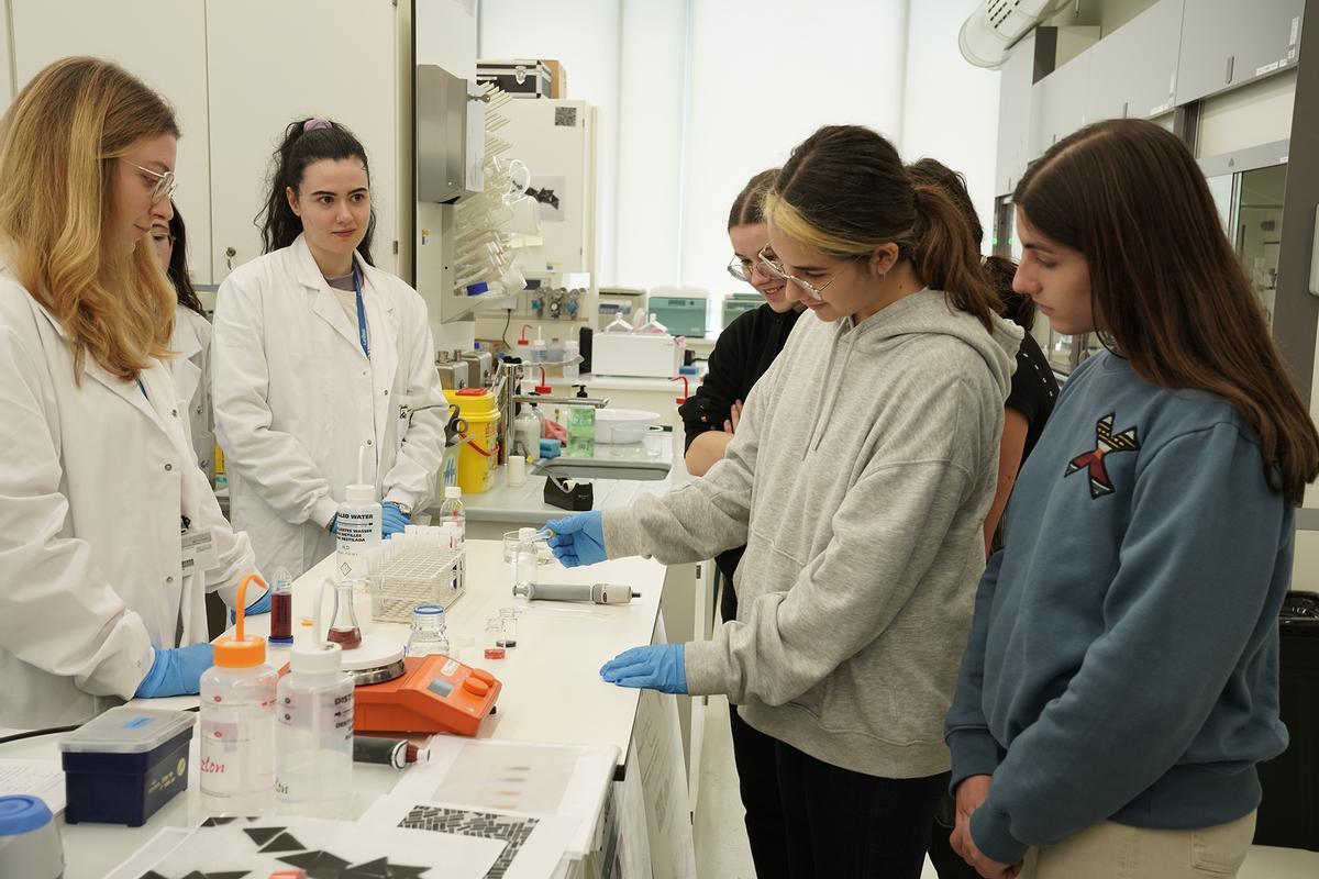 Talleres en el Cinbio en una edición anterior de ElasFanCienTec.
