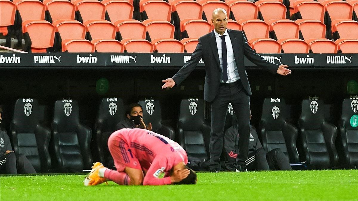 marcosl55812943 zinedine zidane  head coach of real madrid during the la lig201108223348