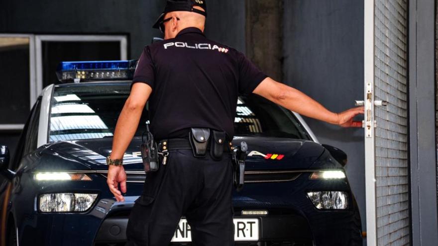 El detenido llega a los juzgados de Cambados, hoy. // I. Abella