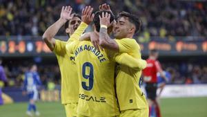 VILLARREAL (CASTELLÓN), 10/01/2026.- El delantero del Villarreal Georges Mikautadze (c) celebra tras anotar el tercer gol del equipo durante el partido de la jornada 19 de LaLiga EA Sports que disputan Villarreal CF y el Alavés este sábado en el Estadio de la Cerámica en Villarreal. EFE/ Manuel Bruque