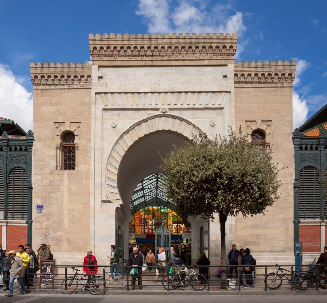 La puerta de origen nazarí que da entrada al mercado