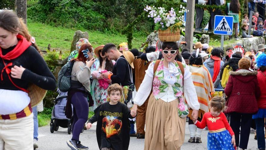 O Hío y Aldán viven el Carnaval y Cangas entierra el Momo