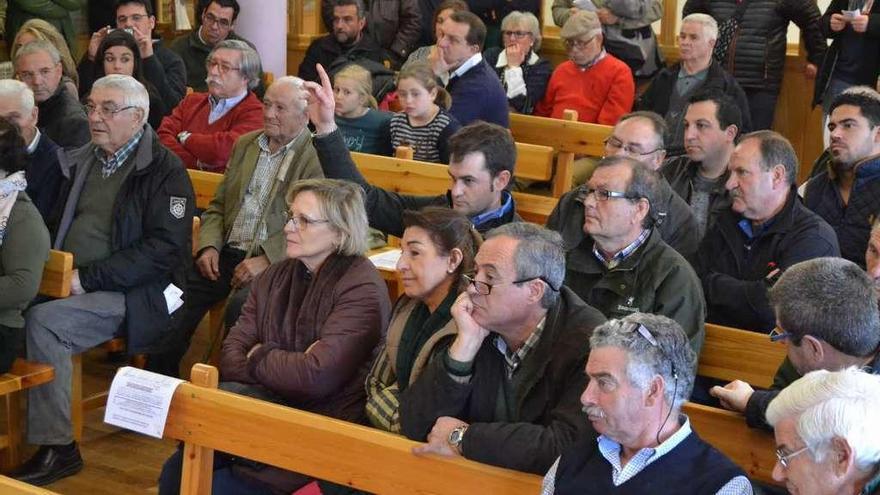 Momento de la subasta de uno de los lotes de lobo, en la Casa de la Juventud de Villardeciervos.