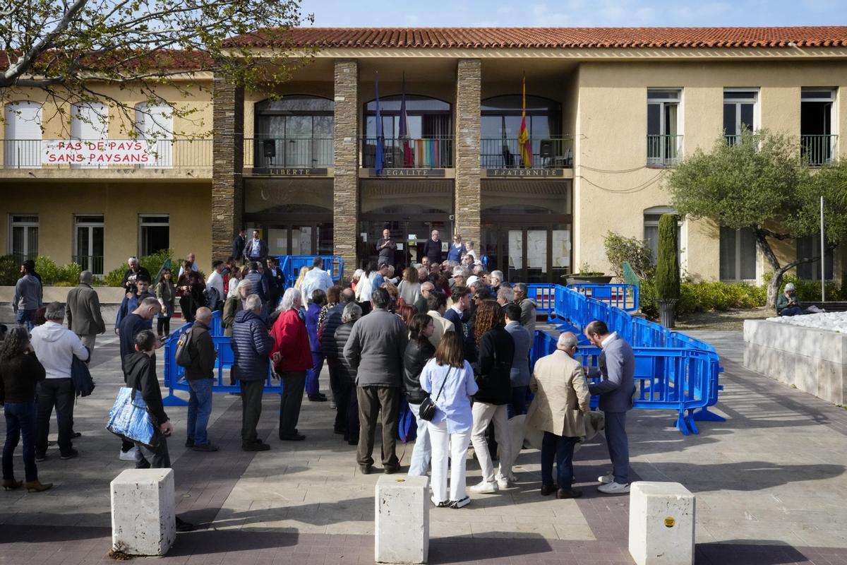 Persones, esperant per entrar a l'Ajuntament d'Elna per escoltar la conferència de Puigdemont