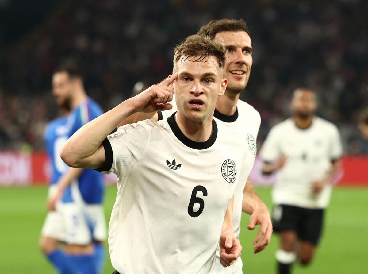 Joshua Kimmich celebra el primer gol de la noche, a punto de ser felicitado por su compañero Leon Goretzka.