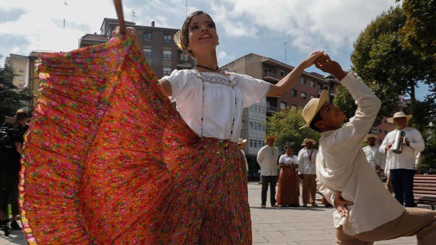 El folclore resiste  en Avilés