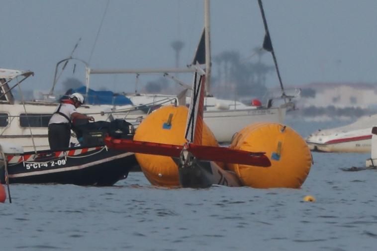 Reflotan el avión siniestrado en el Mar Menor.