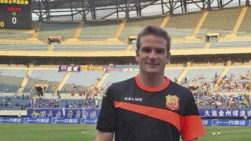 El técnico en el estadio de su equipo, el Heibei China Fortune. // FdV