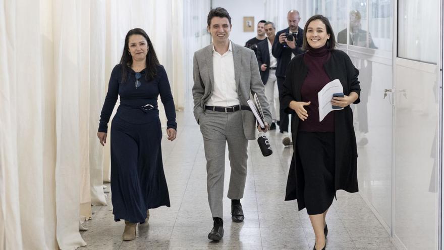 Victoria Pérez, Antonio Puente y Adriana Domínguez, ayer, en la sede de la empresa. |   // BRAIS LORENZO