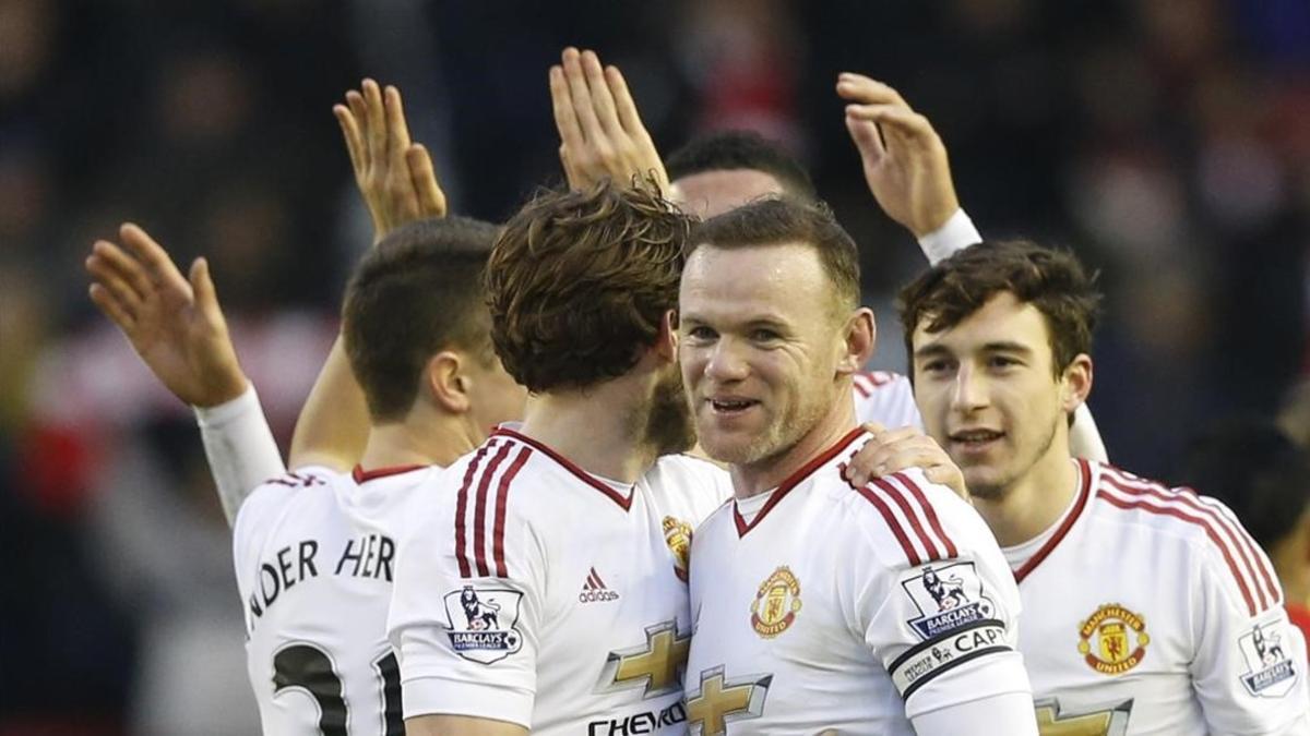 Wayne Rooney celebra un gol con sus cumpañeros del Manchester United.